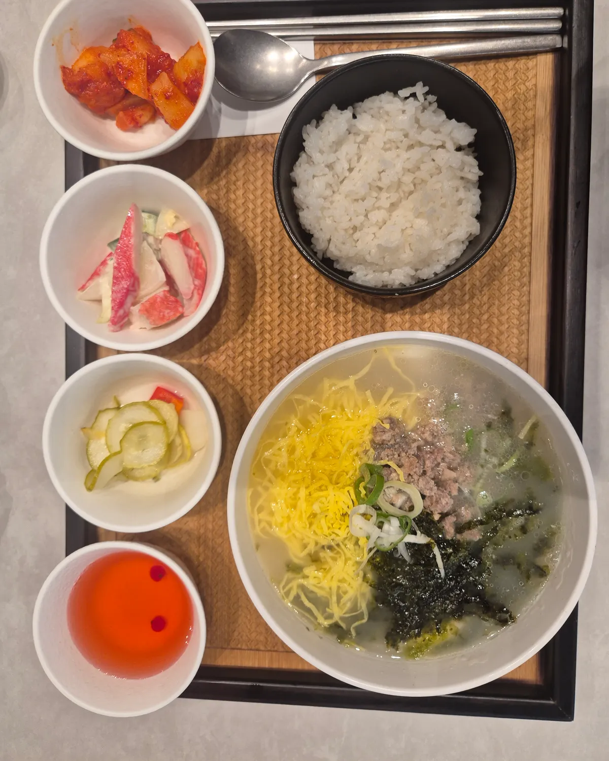 지단채와 김을 올린 떡국과 밥, 반찬
